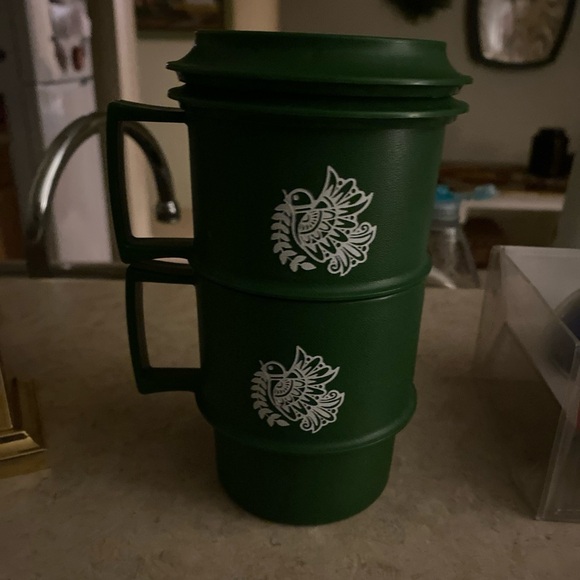 2,Vintage Tupperware 1312 Green Stackable Christmas Mug with lids EXCELLENT - Picture 1 of 1